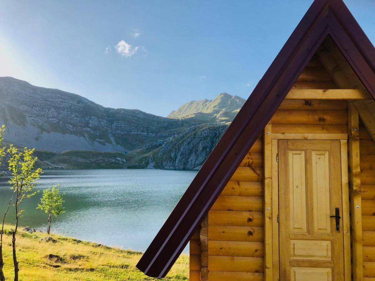 Kapetanovo Jezero Bungalov Bed & Breakfast พอดโกริกา ภายนอก รูปภาพ