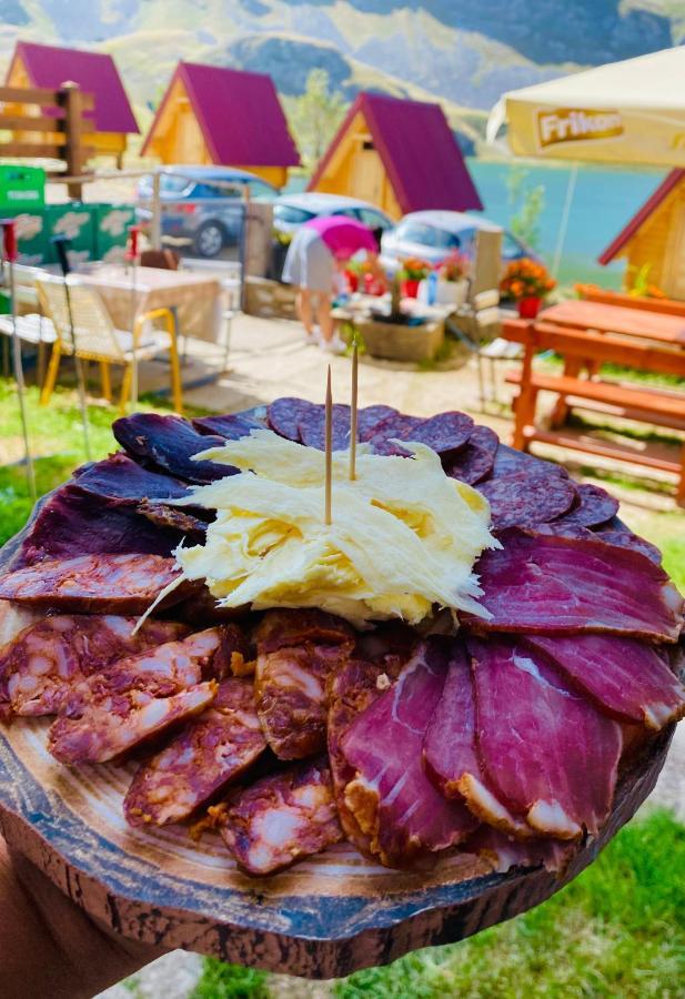 Kapetanovo Jezero Bungalov Bed & Breakfast พอดโกริกา ภายนอก รูปภาพ