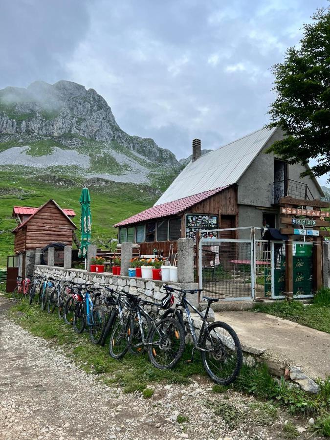 Kapetanovo Jezero Bungalov Bed & Breakfast พอดโกริกา ภายนอก รูปภาพ