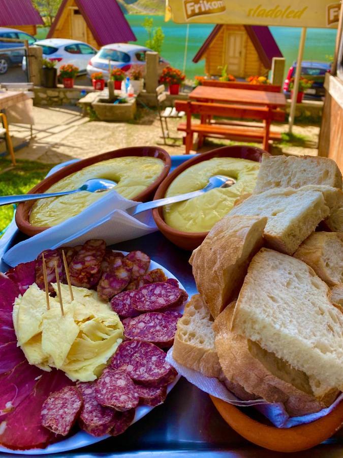 Kapetanovo Jezero Bungalov Bed & Breakfast พอดโกริกา ภายนอก รูปภาพ