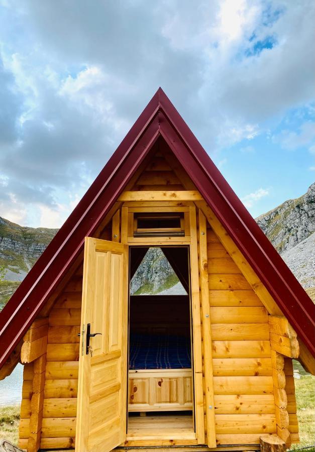 Kapetanovo Jezero Bungalov Bed & Breakfast พอดโกริกา ภายนอก รูปภาพ