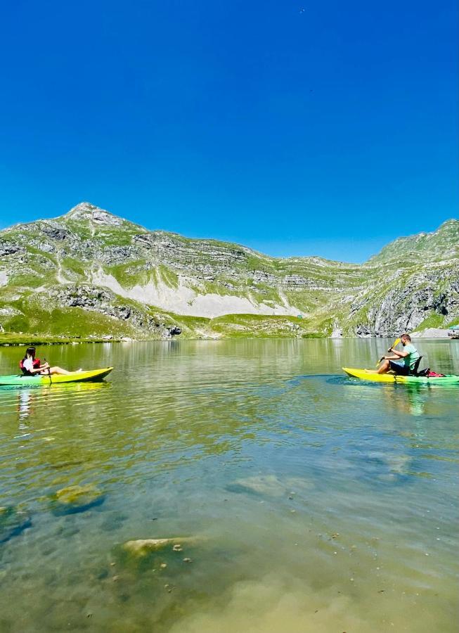 Kapetanovo Jezero Bungalov Bed & Breakfast พอดโกริกา ภายนอก รูปภาพ