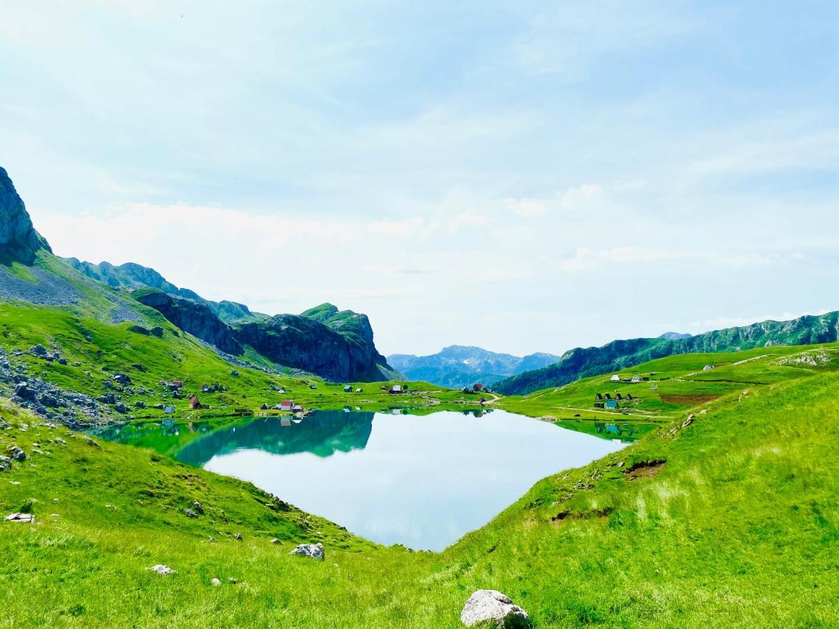 Kapetanovo Jezero Bungalov Bed & Breakfast พอดโกริกา ภายนอก รูปภาพ