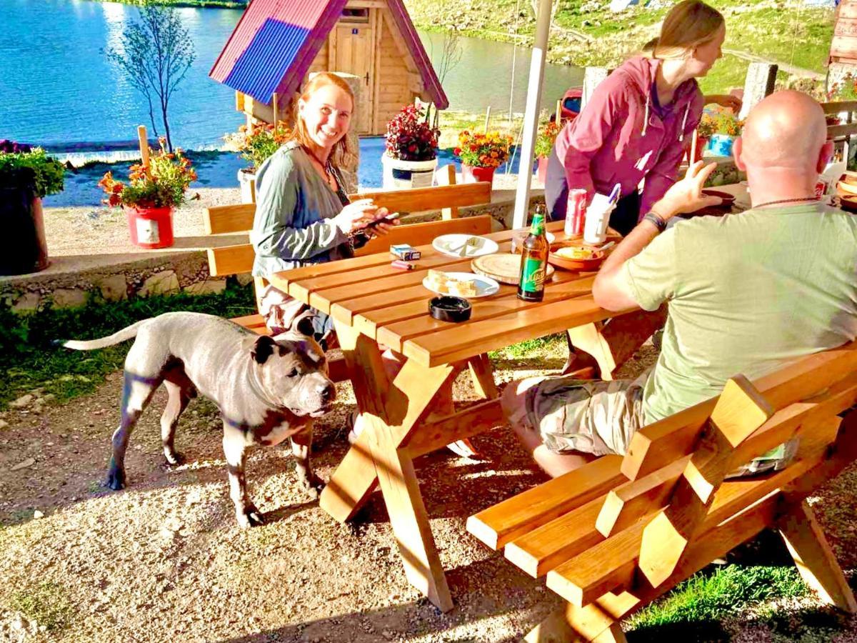 Kapetanovo Jezero Bungalov Bed & Breakfast พอดโกริกา ภายนอก รูปภาพ