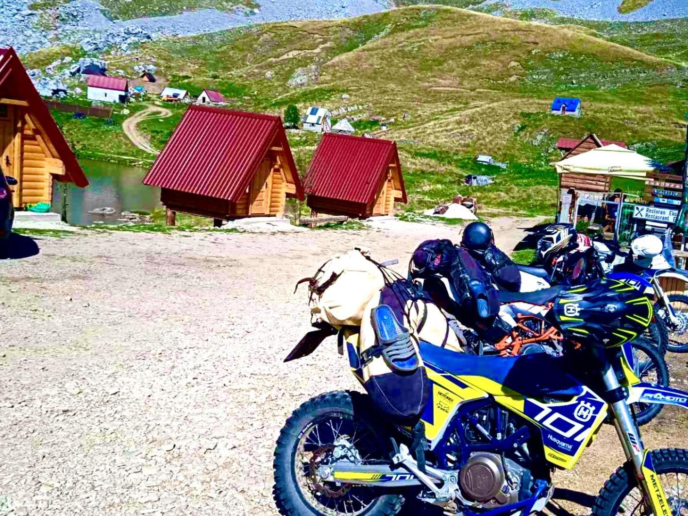 Kapetanovo Jezero Bungalov Bed & Breakfast พอดโกริกา ภายนอก รูปภาพ
