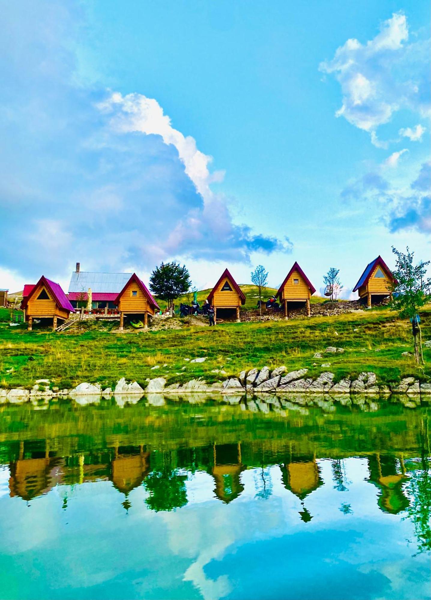 Kapetanovo Jezero Bungalov Bed & Breakfast พอดโกริกา ภายนอก รูปภาพ