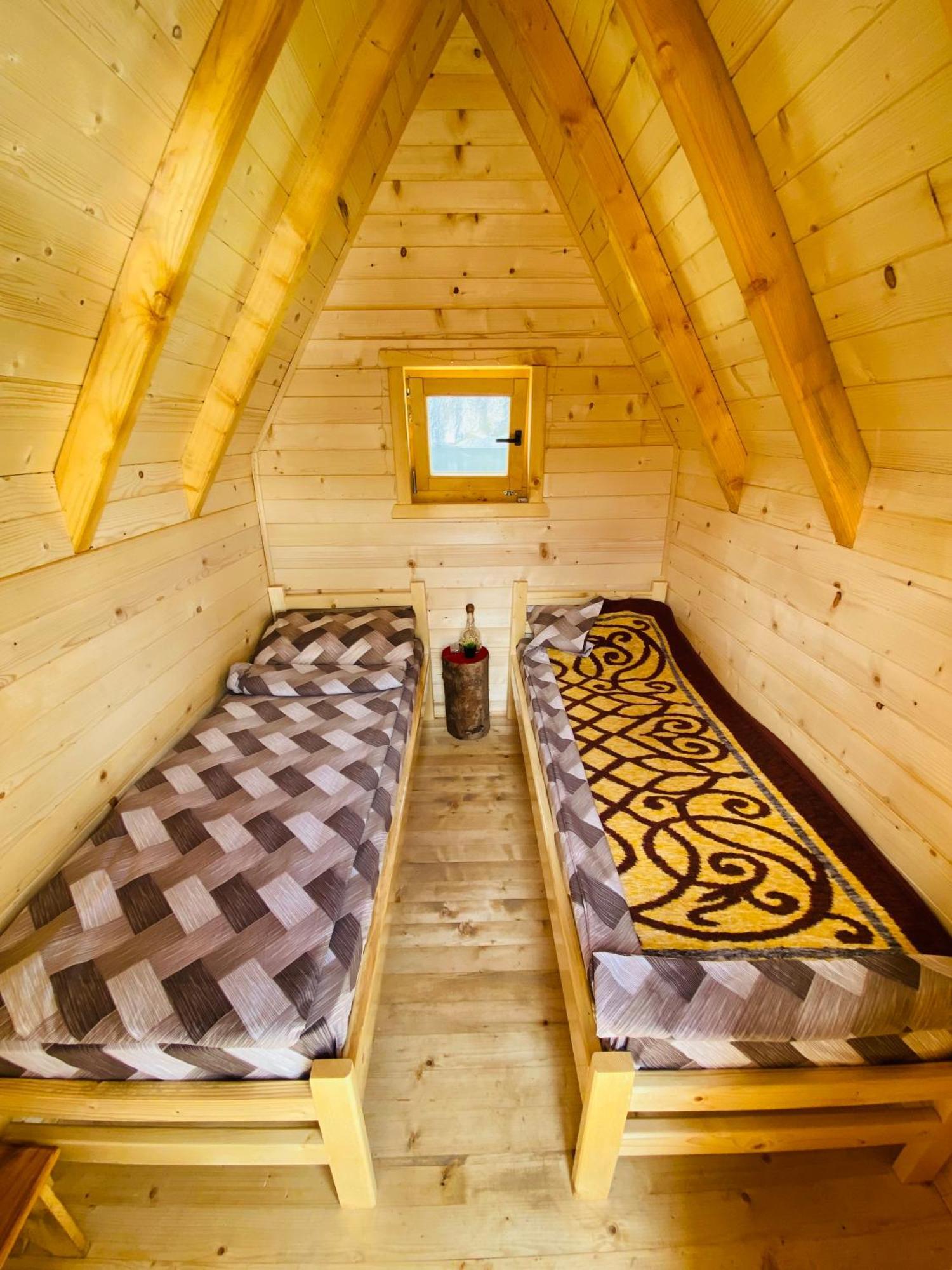 Kapetanovo Jezero Bungalov Bed & Breakfast พอดโกริกา ภายนอก รูปภาพ